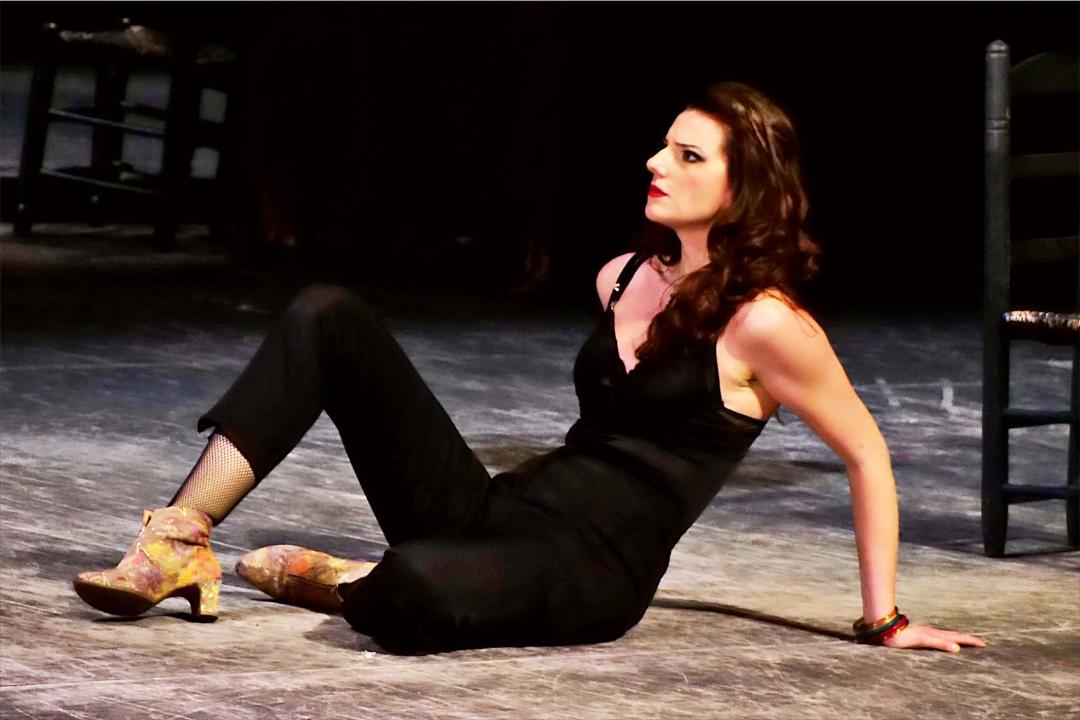 stage foto from Carmen as Carmen, sitting on the floor